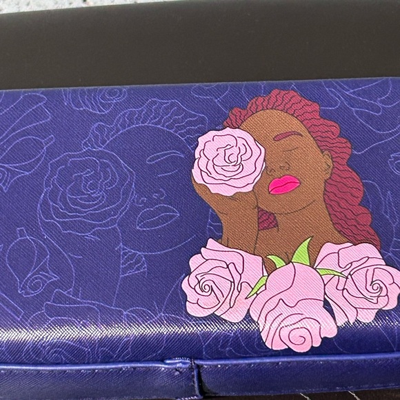 #030 Camera /Crossbody/Clutch - Purple/Pink Floral Design W/Strap - Izzy & Liv - Picture 3 of 5